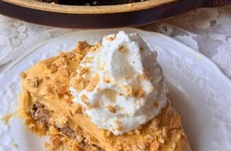 Frost on the Pumpkin Pie – Straightforward Creamy Pumpkin Pie